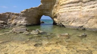 Beyaz plaj. Akdeniz. Bir kayalık sahil ile Kıbrıs deniz manzara.