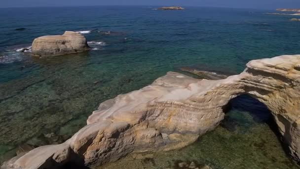 Spiaggia bianca. Mar Mediterraneo. Paesaggio marino di Cipro con una riva rocciosa . — Video Stock