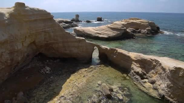 Beyaz plaj. Akdeniz. Bir kayalık sahil ile Kıbrıs deniz manzara. — Stok video