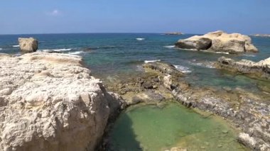 Beyaz plaj. Akdeniz. Bir kayalık sahil ile Kıbrıs deniz manzara.