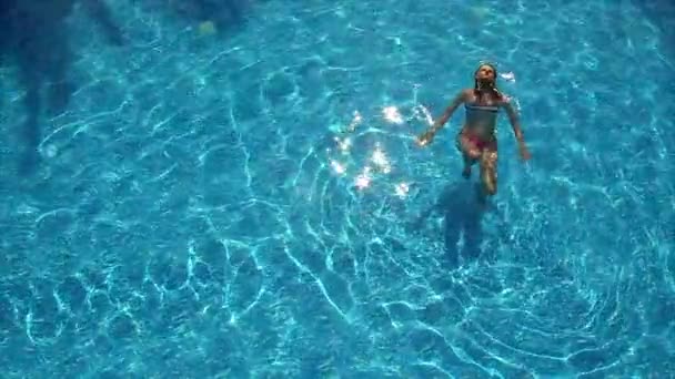 Junge Frau genießt einen Pool. — Stockvideo