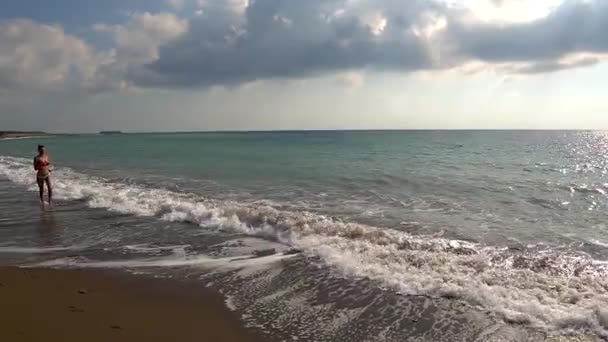 Glückliches Mädchen läuft am Strand entlang — Stockvideo