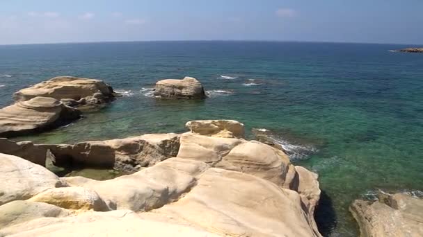 Weißer Strand. Mittelmeer. Meereslandschaft Zyperns mit felsigem Ufer. — Stockvideo