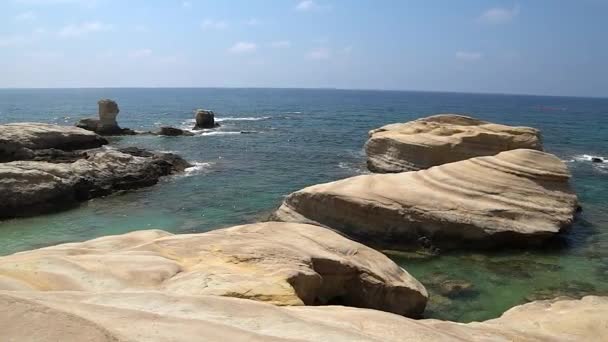 Λευκή παραλία. Στη Μεσόγειο θάλασσα. Θαλασσινό τοπίο της Κύπρου με μια βραχώδη ακτή. — Αρχείο Βίντεο
