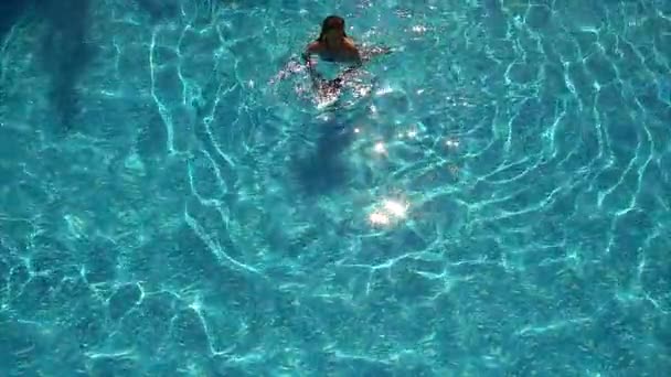 Mladá žena hrát s míčem na bazén — Stock video
