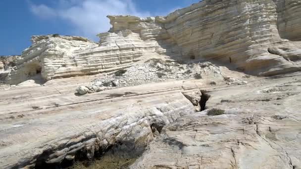 白色的沙滩。地中海沿岸。海景观的塞浦路斯与多岩石的海岸. — 图库视频影像