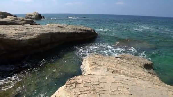Weißer Strand. Mittelmeer. Meereslandschaft Zyperns mit felsigem Ufer. — Stockvideo