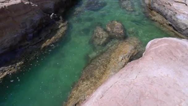 Vita stranden. Medelhavet. Hav-landskap av Cypern med en rocky shore. — Stockvideo