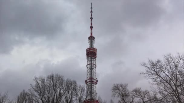 Komunikační věž s oblak časová prodleva — Stock video