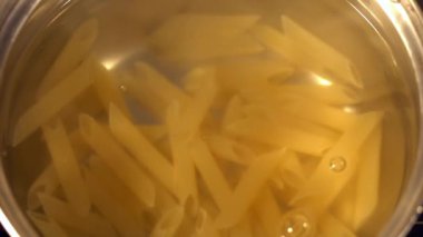 Makarna kaynar suda, yakın çekim