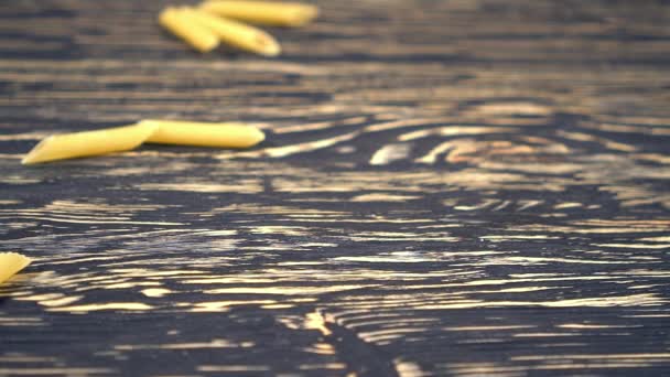 Pasta che cade sullo sfondo di legno . — Video Stock