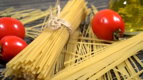 Zutaten für italienische Pasta — Stockvideo