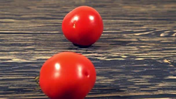 Tomates à mouvement lent roulant — Video