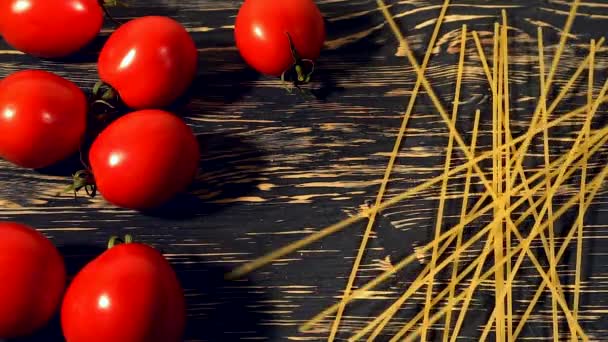 Помидор и макароны на деревянном фоне — стоковое видео
