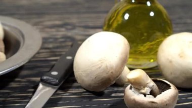 Mantar, petrol ve domates mutfak tahtası