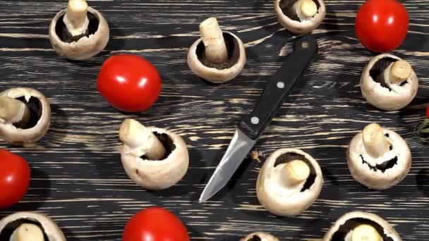 Las setas y los tomates en la tabla de la cocina — Vídeos de Stock