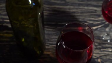 şişe ve bardak kırmızı şarap ahşap bir masa üzerinde