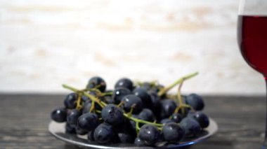 Üzüm demet, kırmızı şarap ve şişe cam kadar yakın.