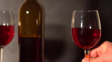 kırmızı şarap kadehinin içinde swirled