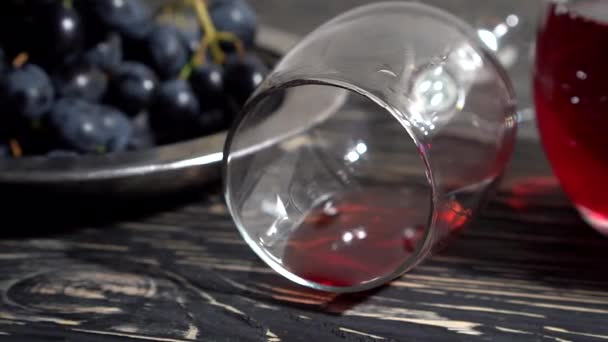 Крупним планом купа винограду, келих червоного вина і пляшки . — стокове відео