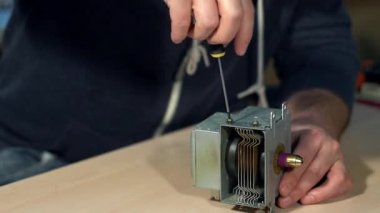 Adam atölye kırık aygıt onarma