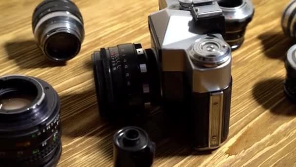 Винтажные 35-мм камеры и линзы . — стоковое видео