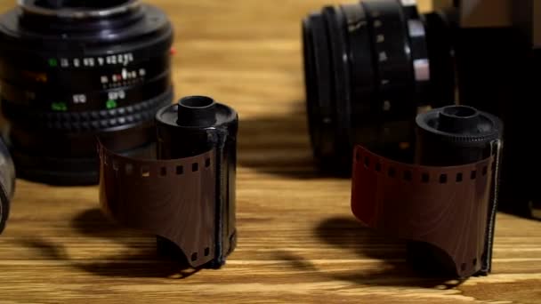 Vintage 35mm kamery i obiektywy. — Wideo stockowe