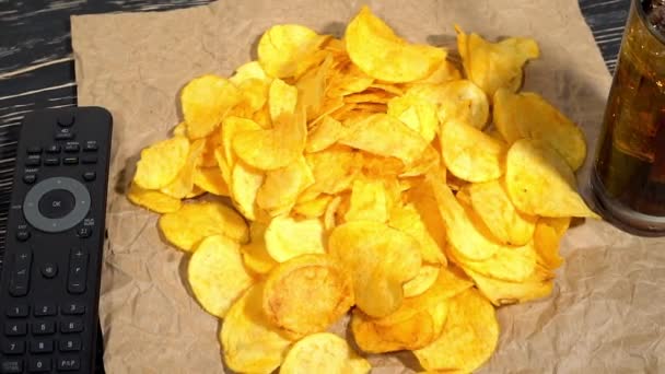 Aardappelchips met soda en afstandsbediening — Stockvideo