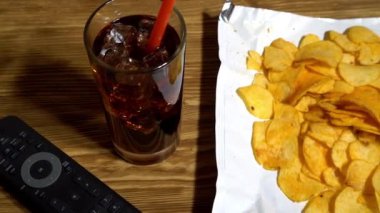 Patates cipsi soda ve Uzaktan kumanda ile