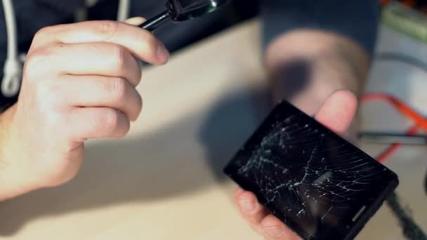 Техник ремонтирует мобильный телефон. . — стоковое видео