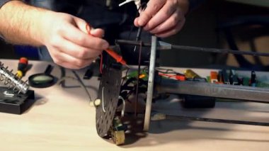 Elektrik onarım elektronik donanımları için voltmetre ile test