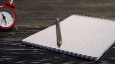 Bir masanın üzerine bir sürü buruşuk kağıt atma kişi yakın çekim.