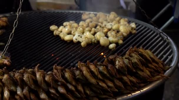 Codorna grelhada e cogumelos para venda . — Vídeo de Stock