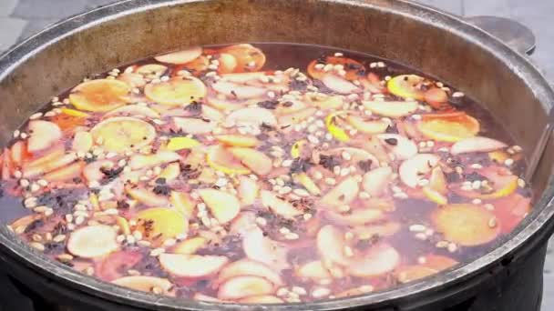 Mulled wine in saucepan. Hot drink. Fruit drink. Food fair. Street food. — Stock Video