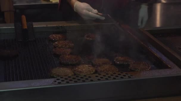 Grandes, exuberantes, deliciosas chuletas para hamburguesas fritas en la sartén de cerca — Vídeos de Stock