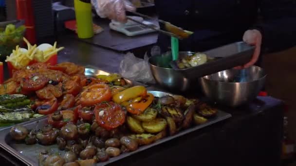 Barbacoa de verduras a la parrilla sobre carbón — Vídeos de Stock