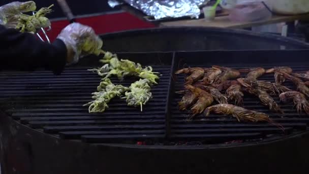 Camarões grelhados em grelha flamejante, churrasco de frutos do mar — Vídeo de Stock