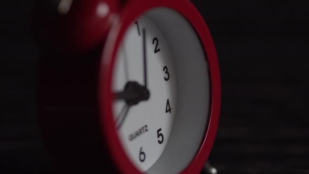 Концепція часу вінтажний годинник обличчя з гранжевою текстурою — стокове відео