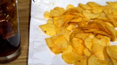 Patates cipsi soda ve Uzaktan kumanda ile