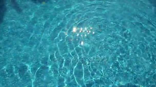 Fondo de patrón ondulado de agua limpia en la piscina — Vídeos de Stock
