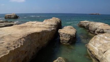 Beyaz plaj. Akdeniz. Bir kayalık sahil ile Kıbrıs deniz manzara.