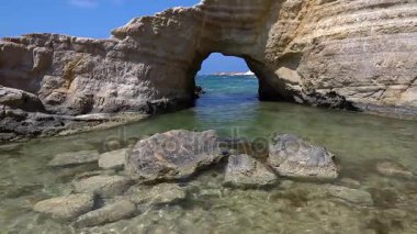 Beyaz plaj. Akdeniz. Bir kayalık sahil ile Kıbrıs deniz manzara.