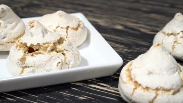 Muchos pasteles de merengue blanco con café — Vídeo de stock