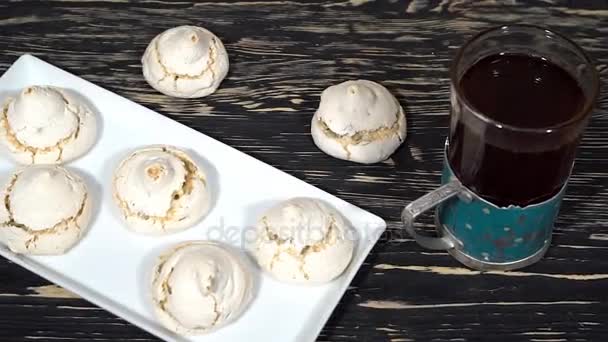 Beaucoup de gâteaux meringue blanche avec thé . — Video