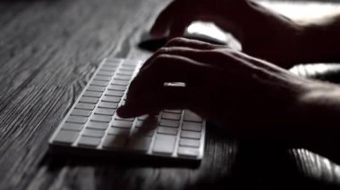 Adam Elleri Bilgisayar Klavyesinde Yazıyor