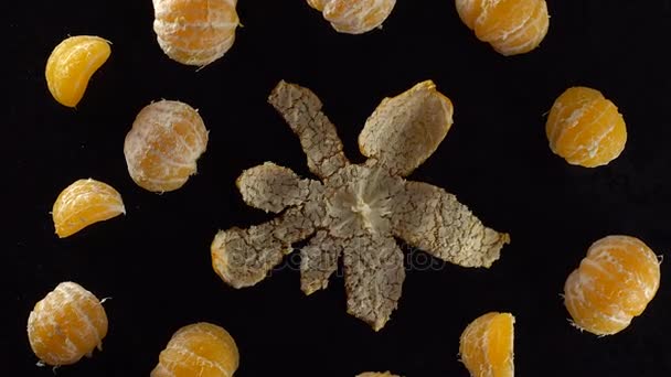 Обертаються очищеними скибочками мандарину — стокове відео
