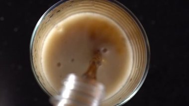 Cam içine dökülen soda içecek.