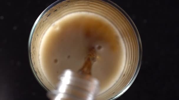 Verser la boisson gazeuse dans le verre .