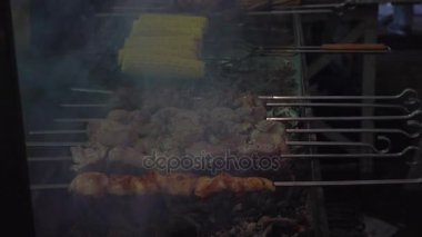 Et ve mısır ızgara. Et mangal üzerinde kızarmış. Sıcak kömür domuz eti yemek.