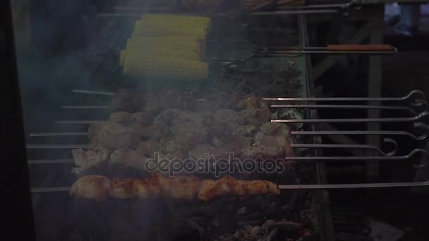 Carne e milho na grelha. Carne frita em mangal. Cozinhar carne de porco em carvão quente . — Vídeo de Stock